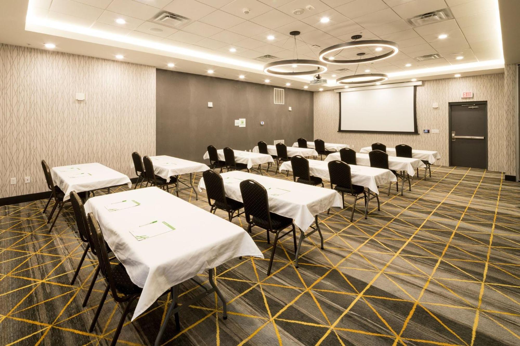 Holiday Inn & Suites Detroit - Troy By Ihg Exterior photo